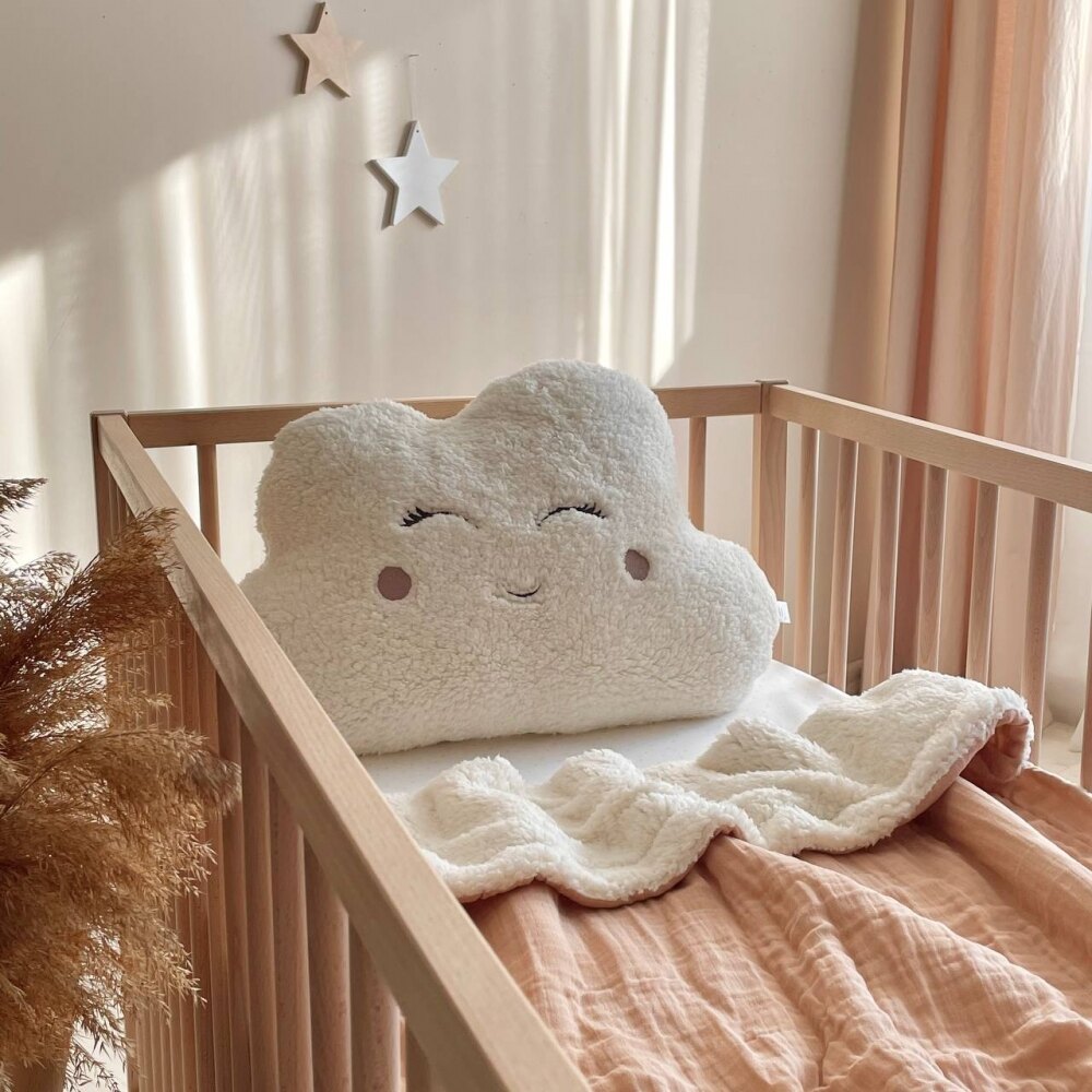 Pernuță decorativă pentru pătuț bebe, Norișor cu obrăjori bej, din blană Teddy, vedere de ansamblu Pernuță decorativă pentru pătuț bebe, Norișor cu obrăjori bej, din blană Teddy, vedere de ansamblu