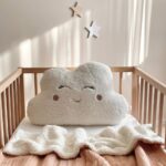 Pernuță decorativă pentru pătuț bebe, Norișor cu obrăjori bej, din blană Teddy, detaliu al modelului