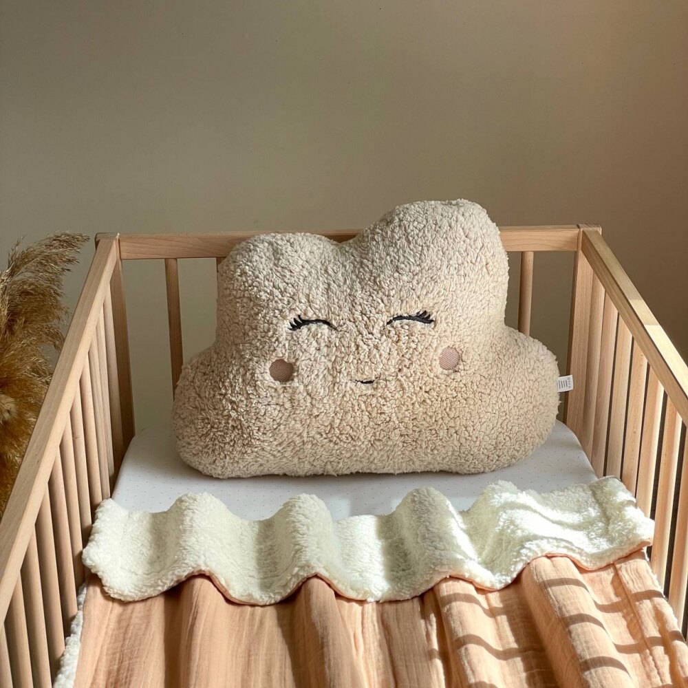 Pernuță decorativă pentru pătuț bebe, Norișor bej, din blană Teddy, vedere de ansamblu Pernuță decorativă pentru pătuț bebe, Norișor bej, din blană Teddy, vedere de ansamblu