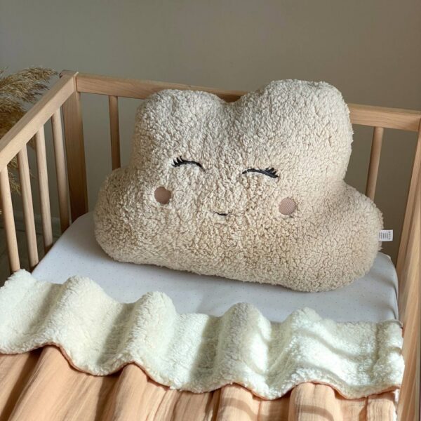 Pernuță decorativă pentru pătuț bebe, Norișor bej, din blană Teddy, detaliu al modelului