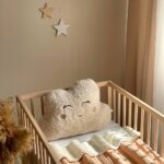 Pernuță decorativă pentru pătuț bebe, Norișor bej, din blană Teddy, textura materialului