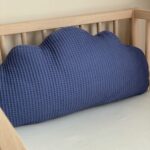 Pernuță decorativă pentru pătuț bebe, Norișor albastru, din țesătură waffle, detaliu al modelului