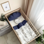 Pernuță decorativă pentru pătuț bebe, Norișor albastru, din țesătură waffle, montată pe pătuț