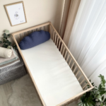 Pernuță decorativă pentru pătuț bebe, Norișor albastru, din țesătură waffle, textura materialului