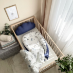 Pernuță decorativă pentru pătuț bebe, Norișor albastru, din țesătură waffle, detaliu al cusăturii