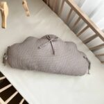 Pernuță decorativă pentru pătuț bebe, Norișor gri, din țesătură waffle, prezentare