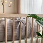 Pernuță decorativă pentru pătuț bebe, Norișor gri, din țesătură waffle, detaliu al cusăturii