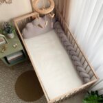 Pernuță decorativă pentru pătuț bebe, Norișor gri, din țesătură waffle, montată pe pătuț
