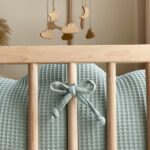 Pernuță decorativă pentru pătuț bebe, Norișor mentă, din țesătură waffle, detaliu al cusăturii