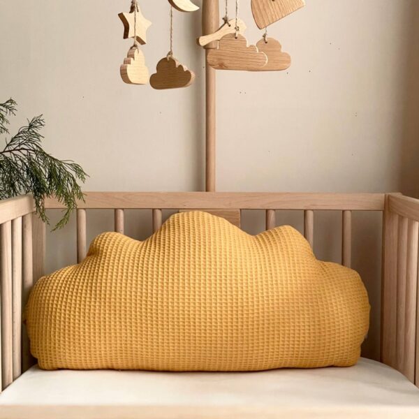 Pernuță decorativă pentru pătuț bebe, Norișor muștar, din țesătură waffle, vedere de ansamblu