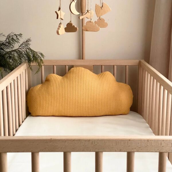 Pernuță decorativă pentru pătuț bebe, Norișor muștar, din țesătură waffle, detaliu al modelului