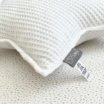 Pernuță decorativă pentru pătuț bebe, Steluță albă, din țesătură waffle, prezentare