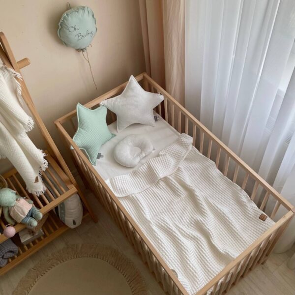 Pernuță decorativă pentru pătuț bebe, Steluță albă, din țesătură waffle, detaliu al modelului