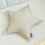 Pernuță decorativă pentru pătuț bebe, Steluță bej, din țesătură waffle, vedere de ansamblu