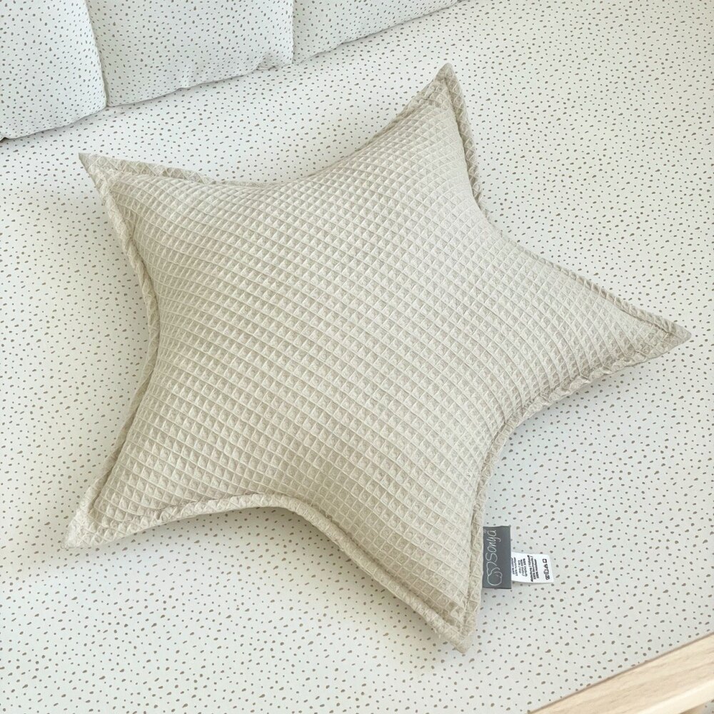Pernuță decorativă pentru pătuț bebe, Steluță bej, din țesătură waffle, vedere de ansamblu Pernuță decorativă pentru pătuț bebe, Steluță bej, din țesătură waffle, vedere de ansamblu