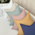 Pernuță decorativă pentru pătuț bebe, Steluță bej, din țesătură waffle, textura materialului