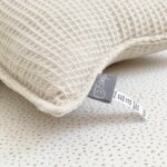 Pernuță decorativă pentru pătuț bebe, Steluță bej, din țesătură waffle, montată pe pătuț