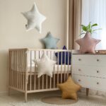 Pernuță decorativă pentru pătuț bebe, Steluță bej, din țesătură waffle, detaliu al modelului