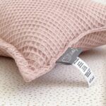 Pernuță decorativă pentru pătuț bebe, Steluță roz pudră, din țesătură waffle, montată pe pătuț