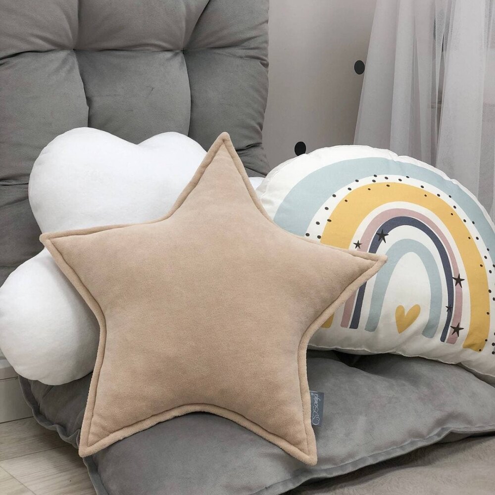 Pernuță decorativă pentru pătuț bebe, Steluță bej, din velur fin, vedere de ansamblu Pernuță decorativă pentru pătuț bebe, Steluță bej, din velur fin, vedere de ansamblu
