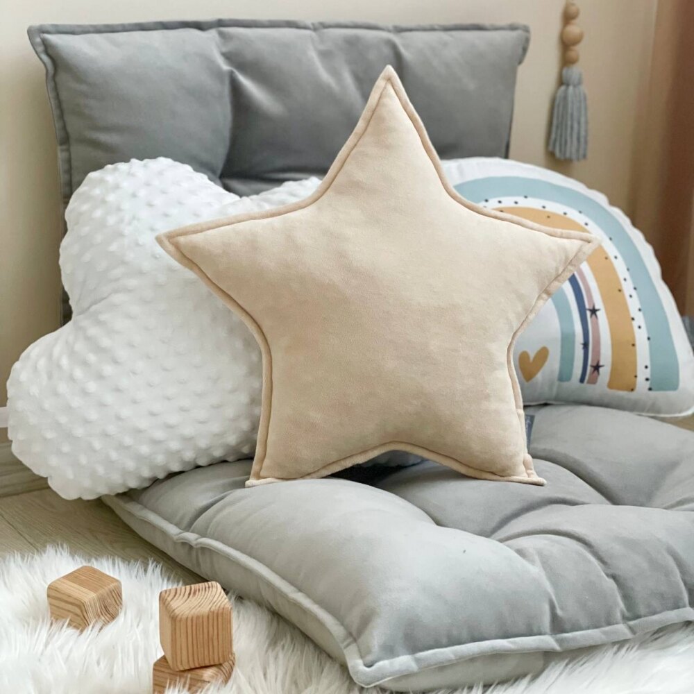 Pernuță decorativă pentru pătuț bebe, Steluță crem, din velur fin, vedere de ansamblu Pernuță decorativă pentru pătuț bebe, Steluță crem, din velur fin, vedere de ansamblu