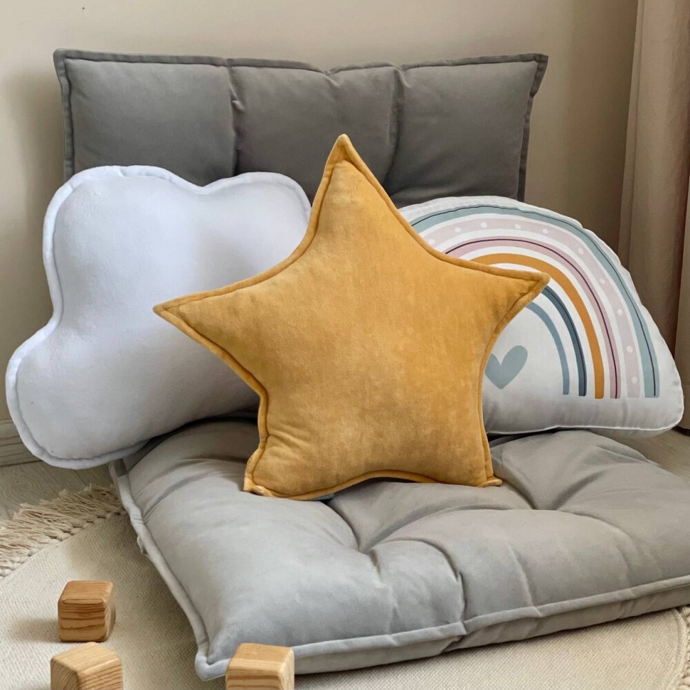 Pernuță decorativă pentru pătuț bebe, Steluță muștar, din velur fin, vedere de ansamblu Pernuță decorativă pentru pătuț bebe, Steluță muștar, din velur fin, vedere de ansamblu
