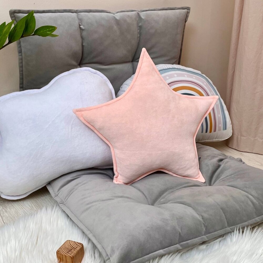 Pernuță decorativă pentru pătuț bebe, Steluță roz, din velur fin, vedere de ansamblu Pernuță decorativă pentru pătuț bebe, Steluță roz, din velur fin, vedere de ansamblu