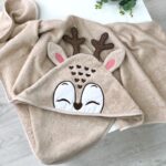 Prosop cu glugă din bumbac pentru copii, model Cerb, 80 × 100 cm, detaliu al modelului