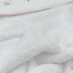 Prosop cu glugă din bumbac pentru copii, model Iepuraș, 80 × 100 cm, detaliu al modelului