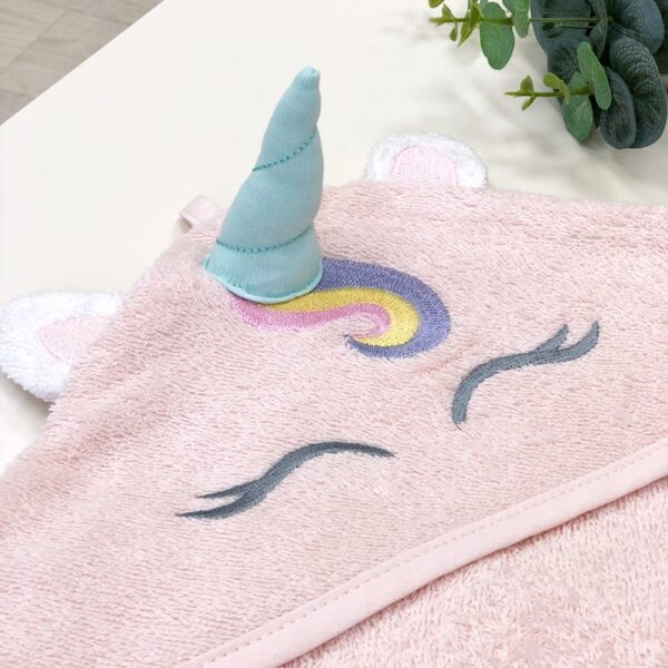 Prosop cu glugă din bumbac pentru copii, model Unicorn, 80 × 100 cm, detaliu al modelului