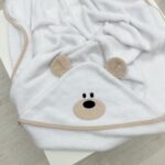 Prosop cu glugă din bumbac pentru copii, model Ursuleț, 80 × 100 cm, detaliu al modelului