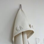 Prosop cu glugă din țesătură waffle pentru copii, bej, 90 × 100 cm, textura materialului