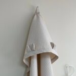 Prosop cu glugă din țesătură waffle pentru copii, cappuccino, 90 × 100 cm, textura materialului
