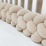 Apărătoare laterală împletită pentru pătuț, bej, 220 × 18 cm, montată pe pătuț