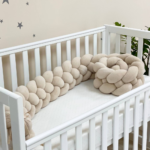 Apărătoare laterală împletită pentru pătuț, bej, 220 × 18 cm, detaliu al cusăturii