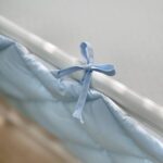 Apărătoare laterală pentru pătuț din 4 piese, albastru, poplin, montată pe pătuț