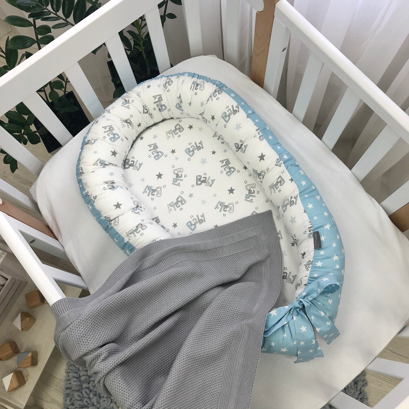 Baby nest Baby stars Baby nest Baby stars cu inscripții Baby și steluțe gri pe fond alb, cu fundă bleu cu steluțe