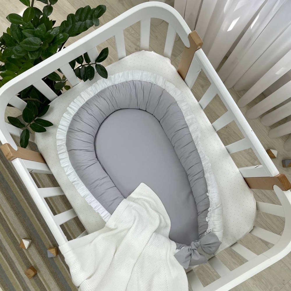Baby nest alb-gri, fața gri Baby nest cu două fețe alb-gri, fața gri cu volan alb și fundă gri, vedere de sus