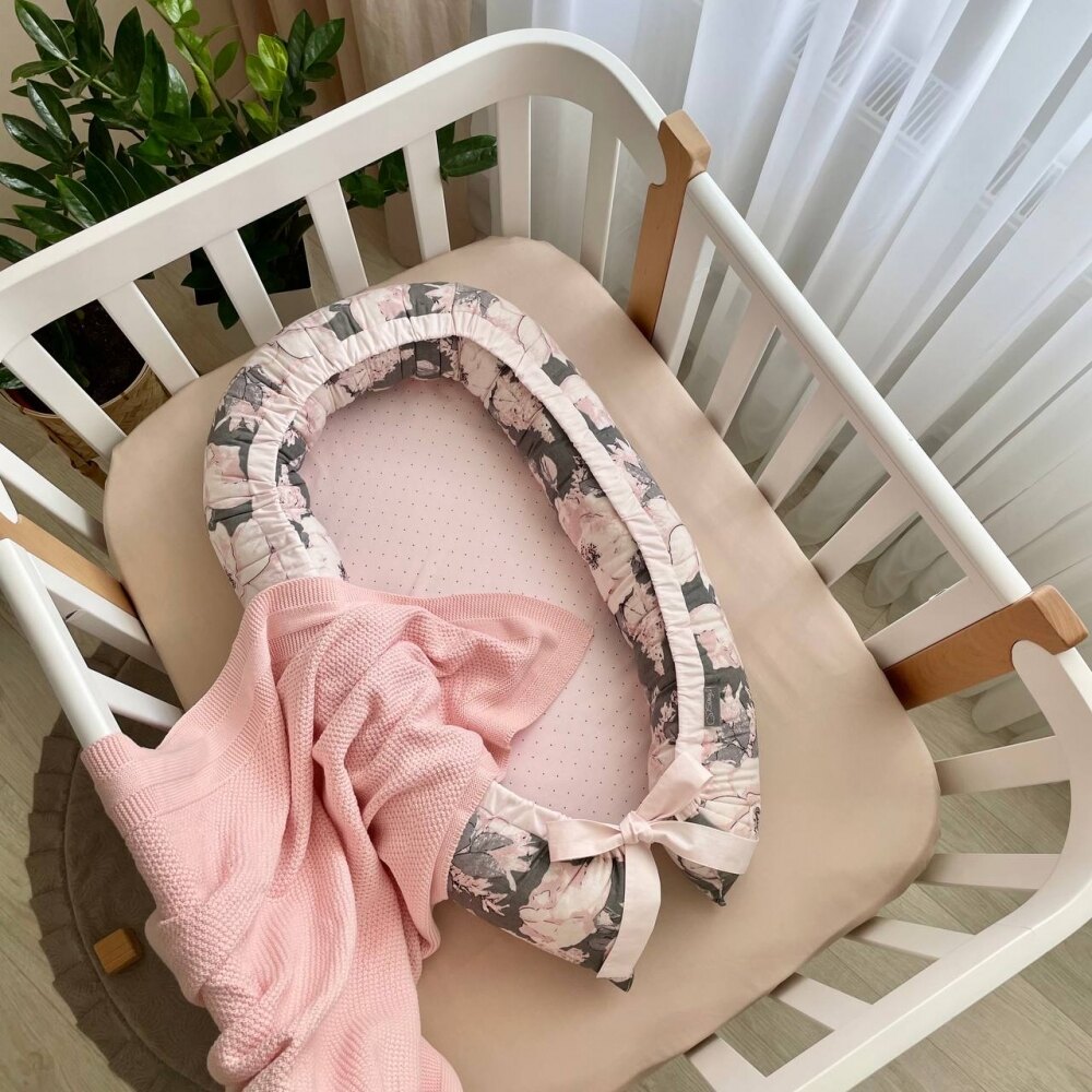 Baby nest Flowers pastel Baby nest Flowers pastel cu flori mari roz pe gri închis, interior roz pal și fundă roz, în pătuț