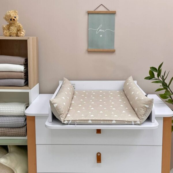 Saltea impermeabilă pentru masă de înfășat, figuri geometrice, 40 × 70 × 10 cm, detaliu al modelului