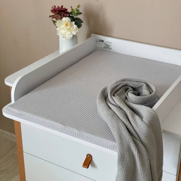 Saltea pentru masă de înfășat, gri, 50 × 70 × 3 cm, detaliu al modelului
