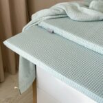 Saltea pentru masă de înfășat, mentă, 70 × 80 × 3 cm, vedere din lateral