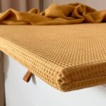 Saltea pentru masă de înfășat, muștar, 70 × 80 × 3 cm, textura materialului