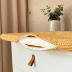 Saltea pentru masă de înfășat, muștar, 70 × 80 × 3 cm, vedere din lateral
