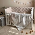Set lenjerie de schimb 3 piese pentru pătuț, Inimioare bej-gri, textura materialului