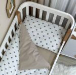 Set lenjerie de schimb 3 piese pentru pătuț, Inimioare bej-gri, vedere de ansamblu