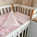 Set lenjerie de schimb 3 piese pentru pătuț, Inimioare roz, detaliu al modelului