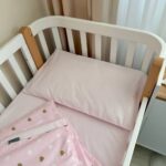 Set lenjerie de schimb 3 piese pentru pătuț, Inimioare roz, textura materialului