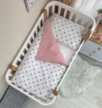 Set lenjerie de schimb 3 piese pentru pătuț, Inimioare roz-gri, detaliu al modelului