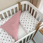 Set lenjerie de schimb 3 piese pentru pătuț, Inimioare roz-gri, textura materialului